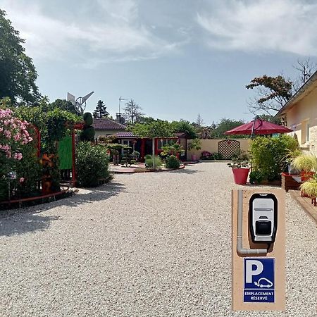 Une Pause Quelque Part Avec Recharge Pour Voiture Electrique Saint-Medard-de-Guizieres Buitenkant foto