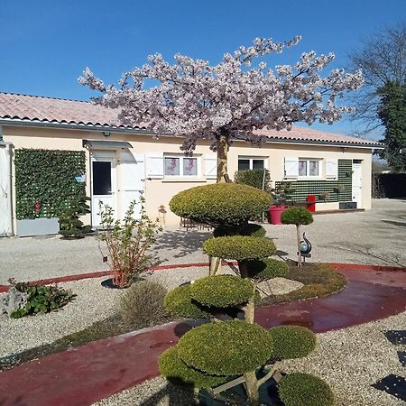 Une Pause Quelque Part Avec Recharge Pour Voiture Electrique Saint-Medard-de-Guizieres Buitenkant foto