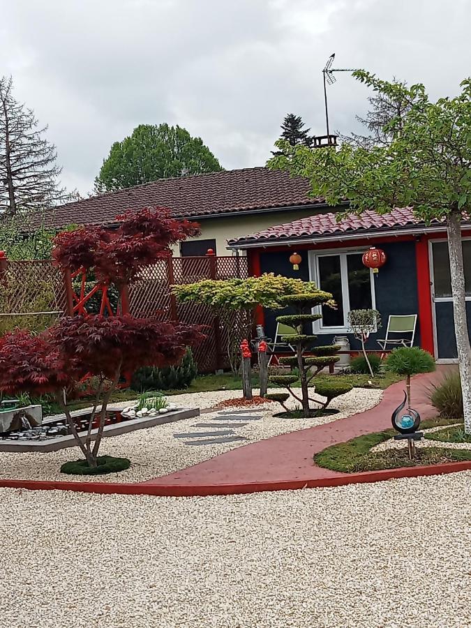 Une Pause Quelque Part Avec Recharge Pour Voiture Electrique Saint-Medard-de-Guizieres Buitenkant foto