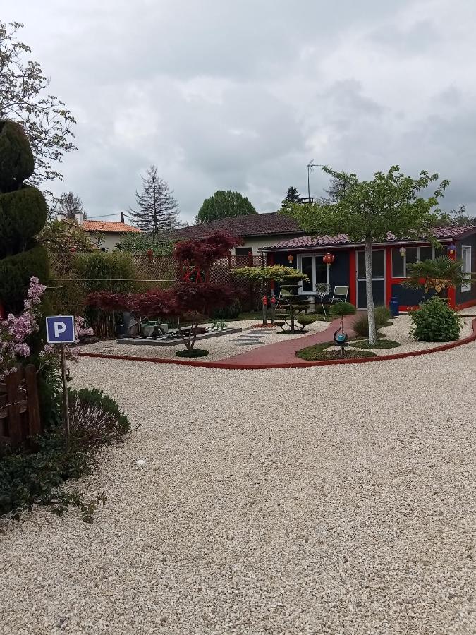 Une Pause Quelque Part Avec Recharge Pour Voiture Electrique Saint-Medard-de-Guizieres Buitenkant foto