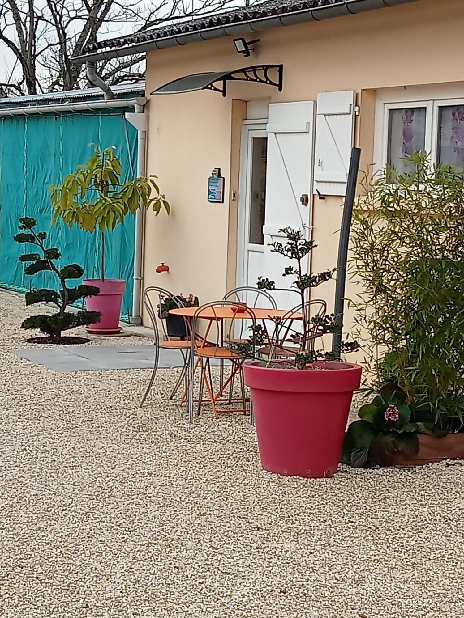 Une Pause Quelque Part Avec Recharge Pour Voiture Electrique Saint-Medard-de-Guizieres Buitenkant foto