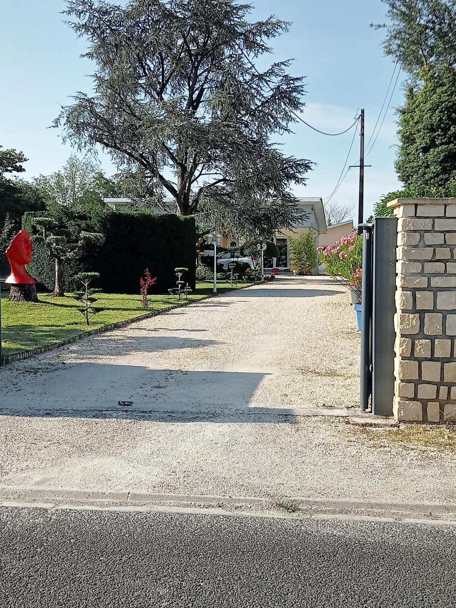 Une Pause Quelque Part Avec Recharge Pour Voiture Electrique Saint-Medard-de-Guizieres Buitenkant foto