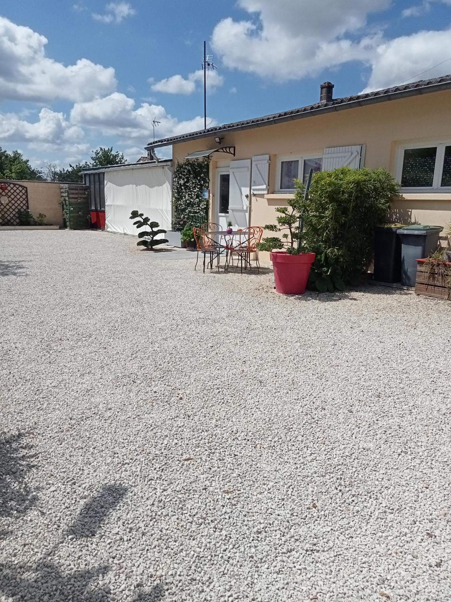 Une Pause Quelque Part Avec Recharge Pour Voiture Electrique Saint-Medard-de-Guizieres Buitenkant foto