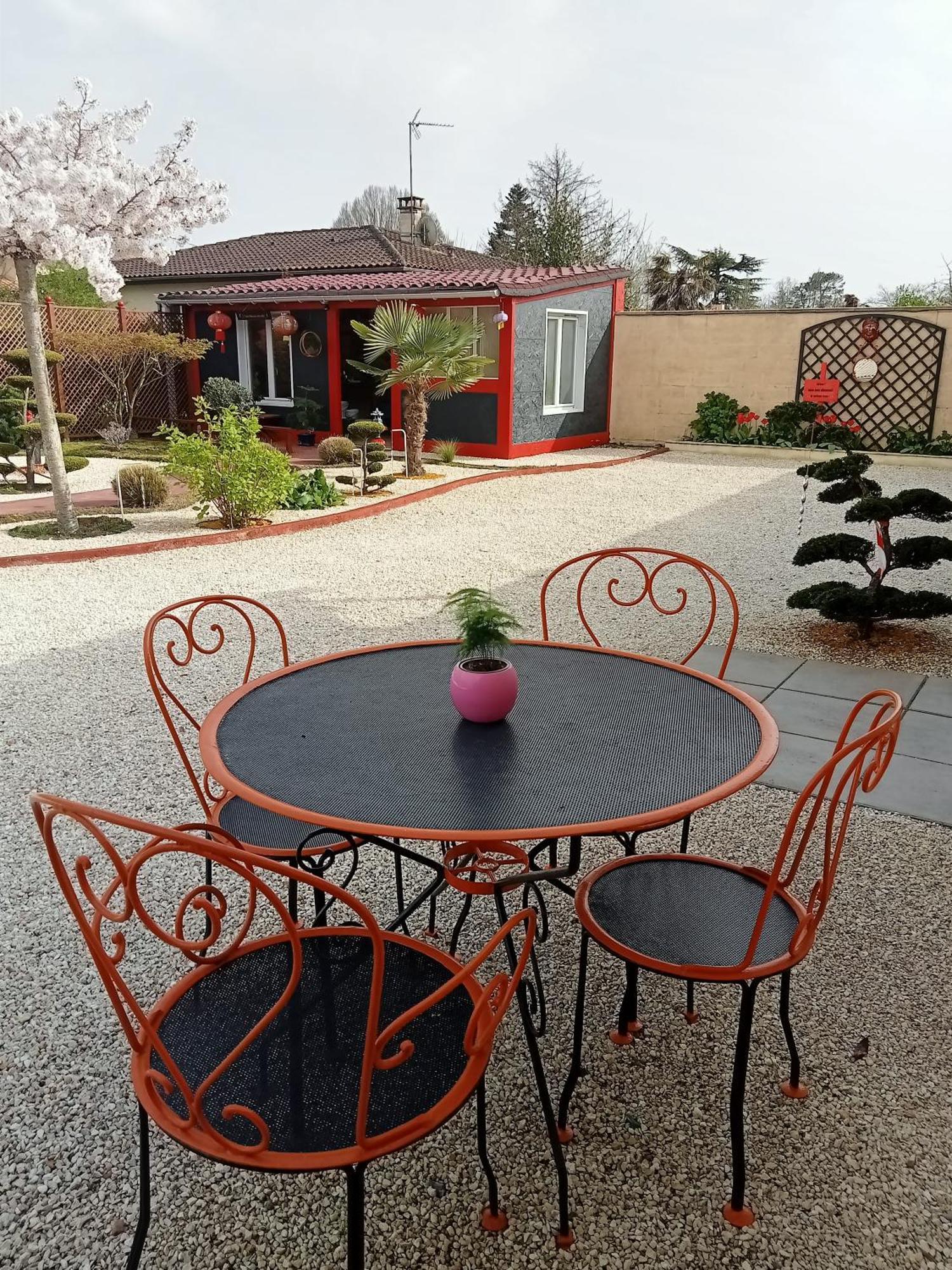 Une Pause Quelque Part Avec Recharge Pour Voiture Electrique Saint-Medard-de-Guizieres Buitenkant foto